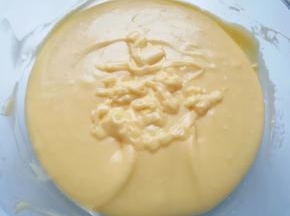 这是最后搅拌好的玛德琳蛋糕糊，细腻有光泽，提起打蛋器可以拉丝。