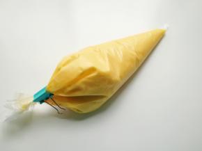 搅拌好的蛋糕糊装入裱花袋，用夹子夹好袋口，放冰箱冷藏一个小时。