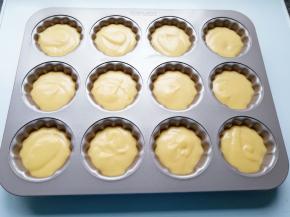 一个小时以后将蛋糕糊从冰箱取出，挤入玛德琳不粘模具里面，8分满即可。