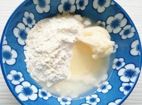 将油皮的所有食材放在一起。