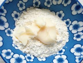 将油酥的食材放在一起，揉捏成团。