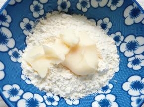 将油酥的食材放在一起，揉捏成团。