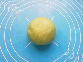 用牙签蘸一点点绿色食用色素揉匀。