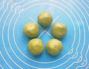 分成5份搓圆备用。