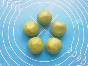分成5份搓圆备用。