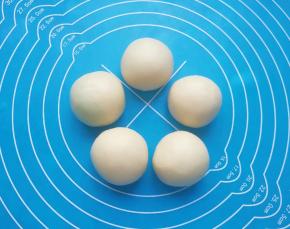 松弛好的油皮面团也分成5份，搓圆盖上保鲜膜备用。