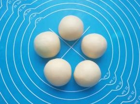 松弛好的油皮面团也分成5份，搓圆盖上保鲜膜备用。