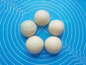 所有的油酥包好以后收口朝下摆放，盖上保鲜膜备用。