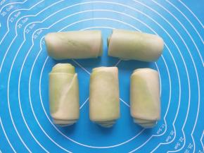 全部完成盖上保鲜膜松弛15分钟。