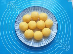 油酥皮松弛的时间里，将绿豆馅分成25g一份搓圆备用。