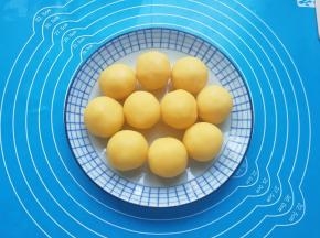 油酥皮松弛的时间里，将绿豆馅分成25g一份搓圆备用。