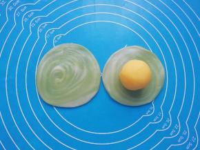 切面朝下擀圆，放上绿豆馅。