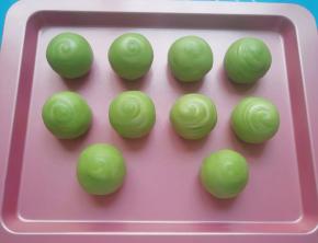 依次包好剩下的绿豆酥，码入烤盘。