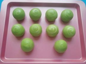 依次包好剩下的绿豆酥，码入烤盘。