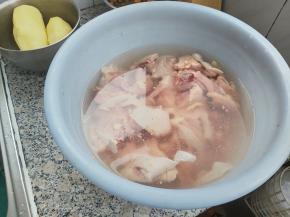首先把我们的食材准备好，鸡腿剁成小块，用冷水浸泡，土豆去皮切块也用冷水浸泡备用，新鲜的香菇洗净后用热水烫一下。