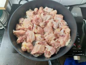 平底锅加热，直接把鸡块放入锅内，煎出多余的水分。