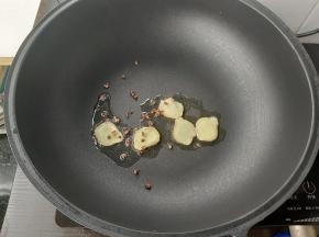 准备一个炒锅，加入一勺植物油，加入花椒、姜片爆香。