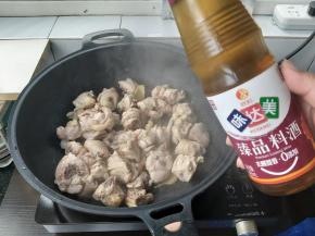 把煎好的鸡块倒入锅内，加入味达美臻品料酒，大火翻炒均匀。