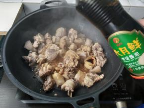 接着倒入2勺六月鲜特级酱油。