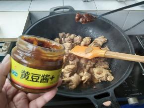再加入2小勺的葱伴侣黄豆酱。
