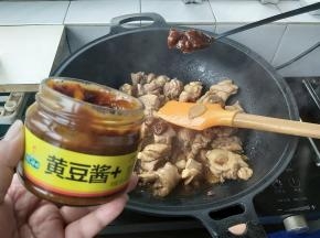 再加入2小勺的葱伴侣黄豆酱。