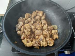 大火翻炒均匀，香味十足哟。