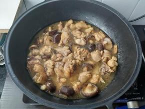 把烫好的香菇沥水，倒入锅内，再加入纯净水，刚刚能没过鸡块即可，盖上锅盖转中小火炖煮20分钟。（明火需适当减少时间）