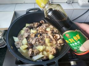 然后把浸泡的土豆块沥水后倒入锅内，撒上盐，如果颜色比较寡淡再添加少许六月鲜特级酱油，简单翻拌均匀，再次炖煮10分钟。