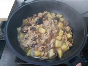 最后转大火收汁，撒上葱花，我们的土豆炖鸡就做好了。