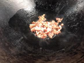 放入熏肉丁炒香至出油