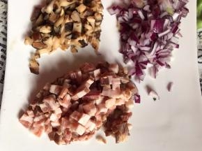 备好熏肉丁、水发香菇丁、洋葱丁