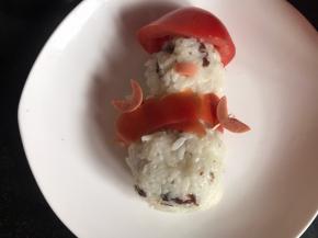 用火腿肠丫丫做两只手，再用火腿肠做出大鼻子