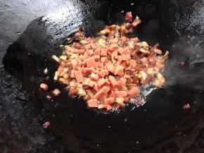 加入火腿肠丁，炒至表面变色