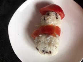 用番茄皮做它的圣诞帽和围巾