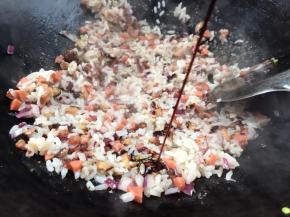 淋入生抽，翻炒均匀至入味