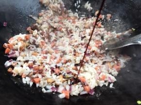 淋入生抽，翻炒均匀至入味