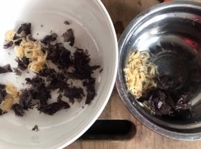 虾皮用开水冲泡一下，沥水后同紫菜一起分成两份