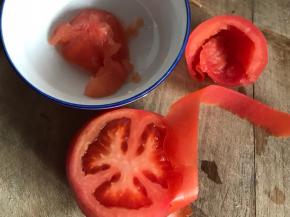 番茄洗净后在三分之一处切下，挖出果肉，留皮备用，再在另一部分上削下番茄皮备用