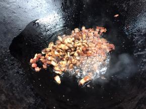 加入香菇丁炒熟