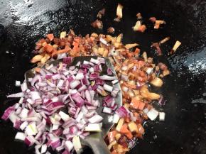 加入洋葱丁，炒匀