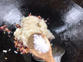 加入盐、胡椒粉炒匀至米饭散开