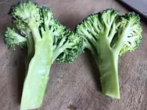 西兰花切成两朵