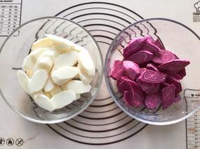 紫薯和山药去皮切片，放入蒸锅中蒸熟蒸软