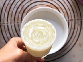 月饼模具50克，刷上一层薄薄的油，