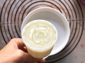 月饼模具50克，刷上一层薄薄的油，
