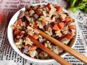 盛出装入小饭碗中，把周边压实