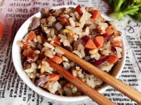 盛出装入小饭碗中，把周边压实