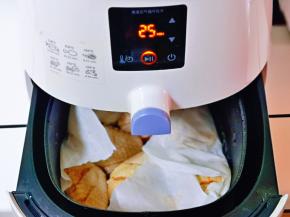 190度烤25分钟，25分钟后，取下油纸，把鸡翅摆放在烤网上，撒上罗勒碎，迷迭香，180度烤10分钟即可。