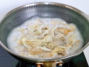 平菇焯水: 锅中加水烧开，下平菇大火煮2分钟捞出过冷水，再挤干粉水备用。