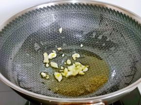 起油锅，加入蒜炒香。